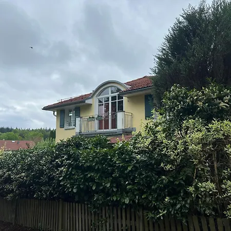 Villenzimmer Mit Eigenem Bad, Kunst Und Aussicht
